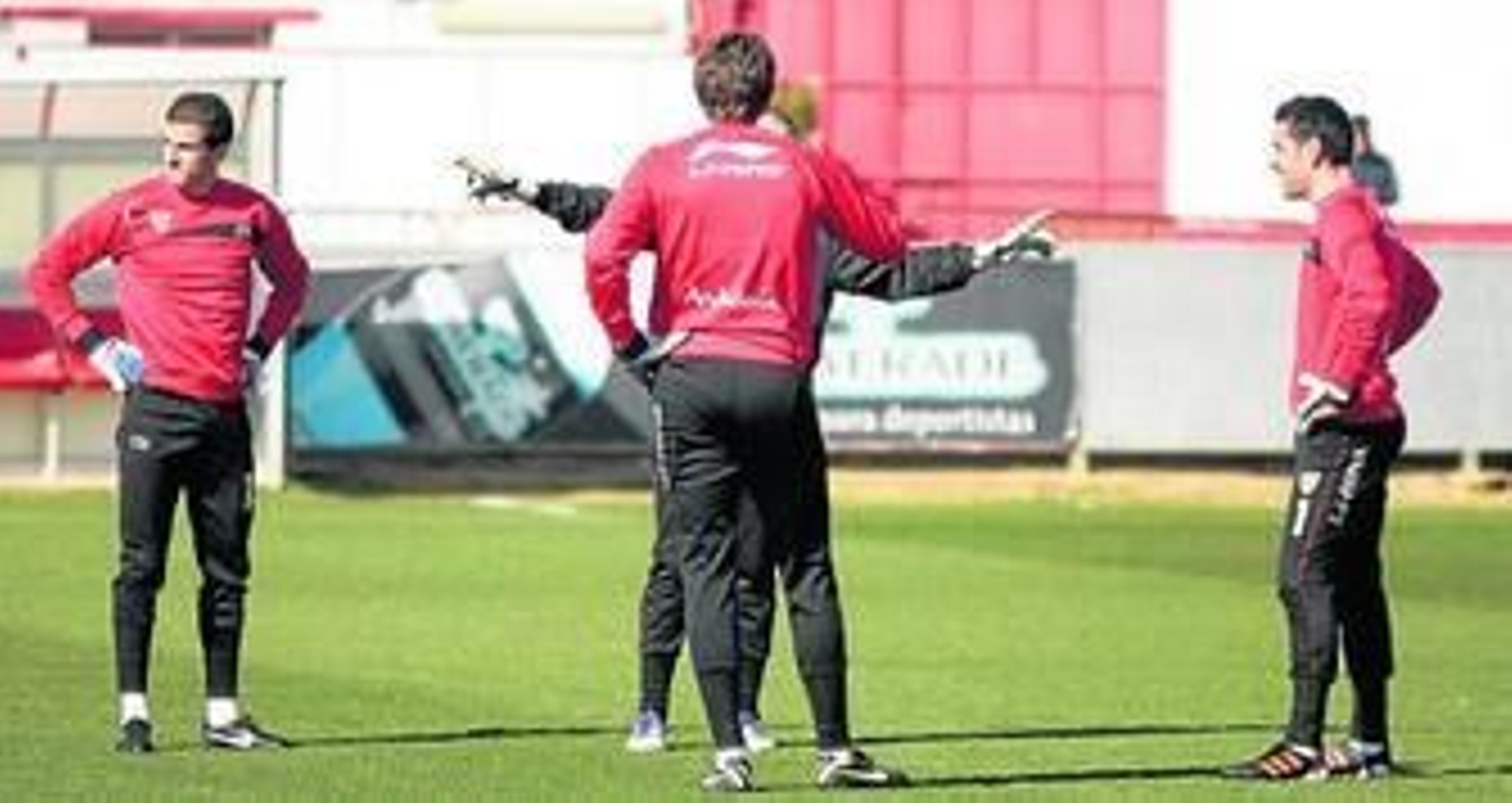 Los tres porteros, Javi Varas, Julián y Palop, se ejercitaron ayer juntos bien vigilados por el cuerpo técnico.