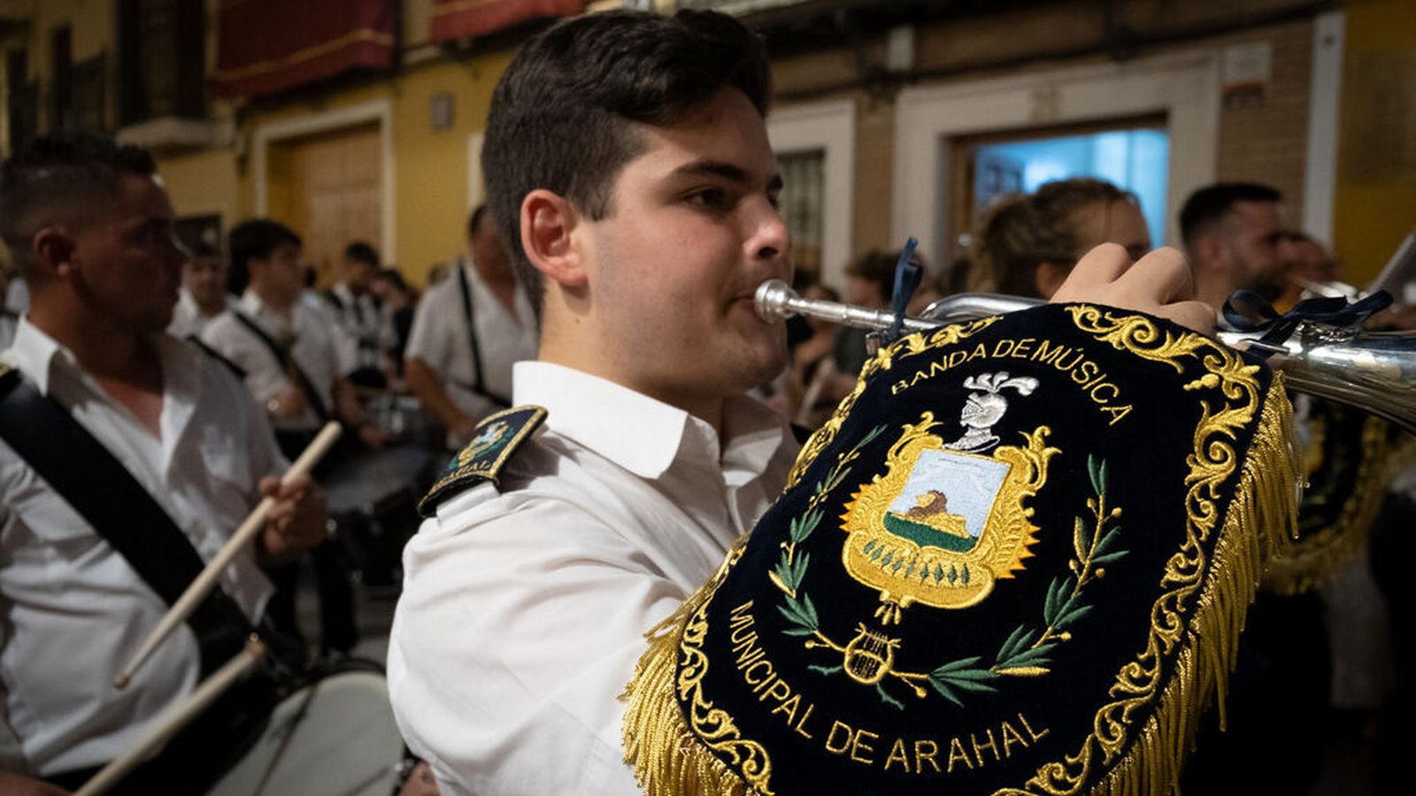 Un músico de la Banda de Arahal tras la Virgen del Carmen