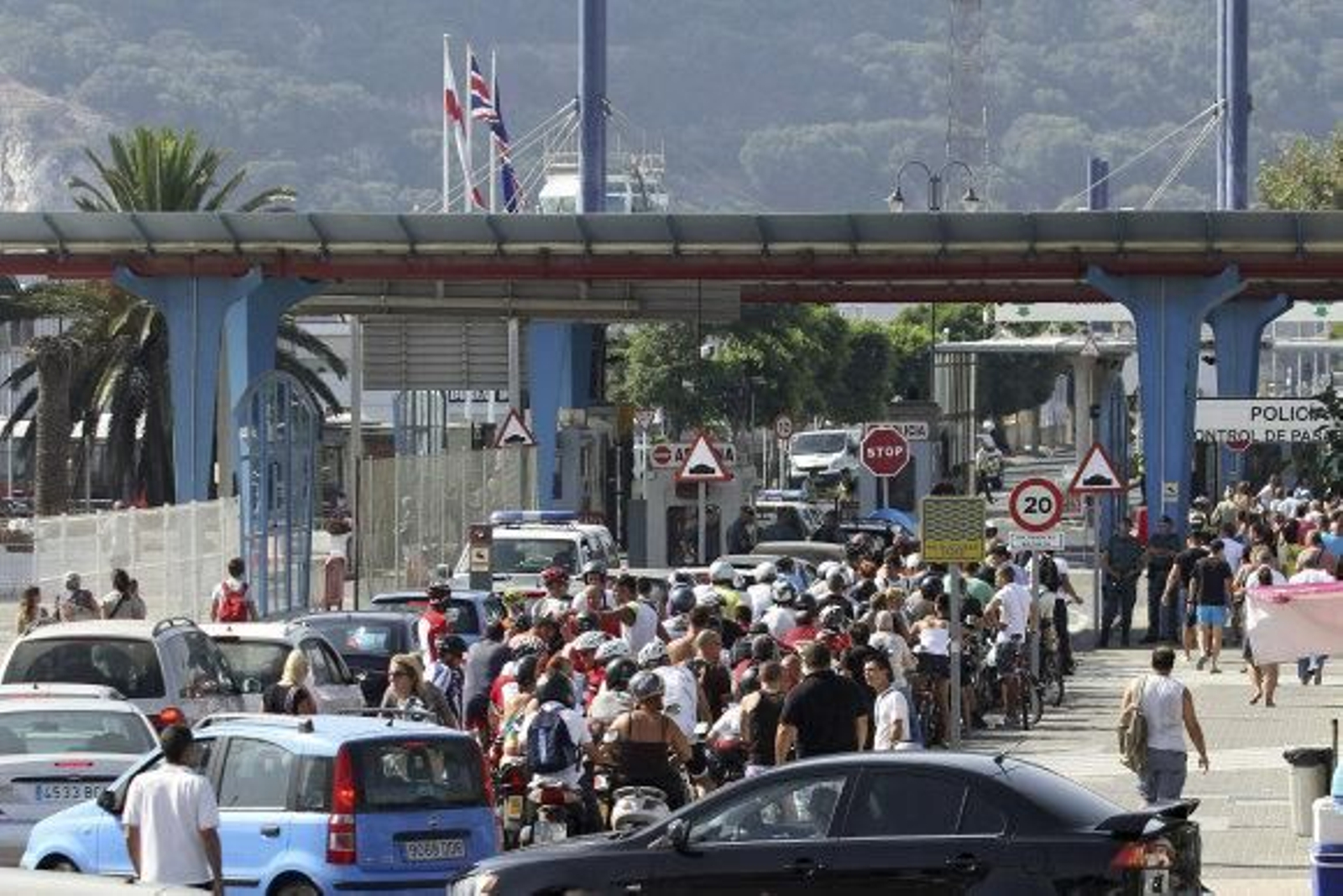 Policías y guardias civiles denuncian "acoso" en la frontera de Gibraltar
