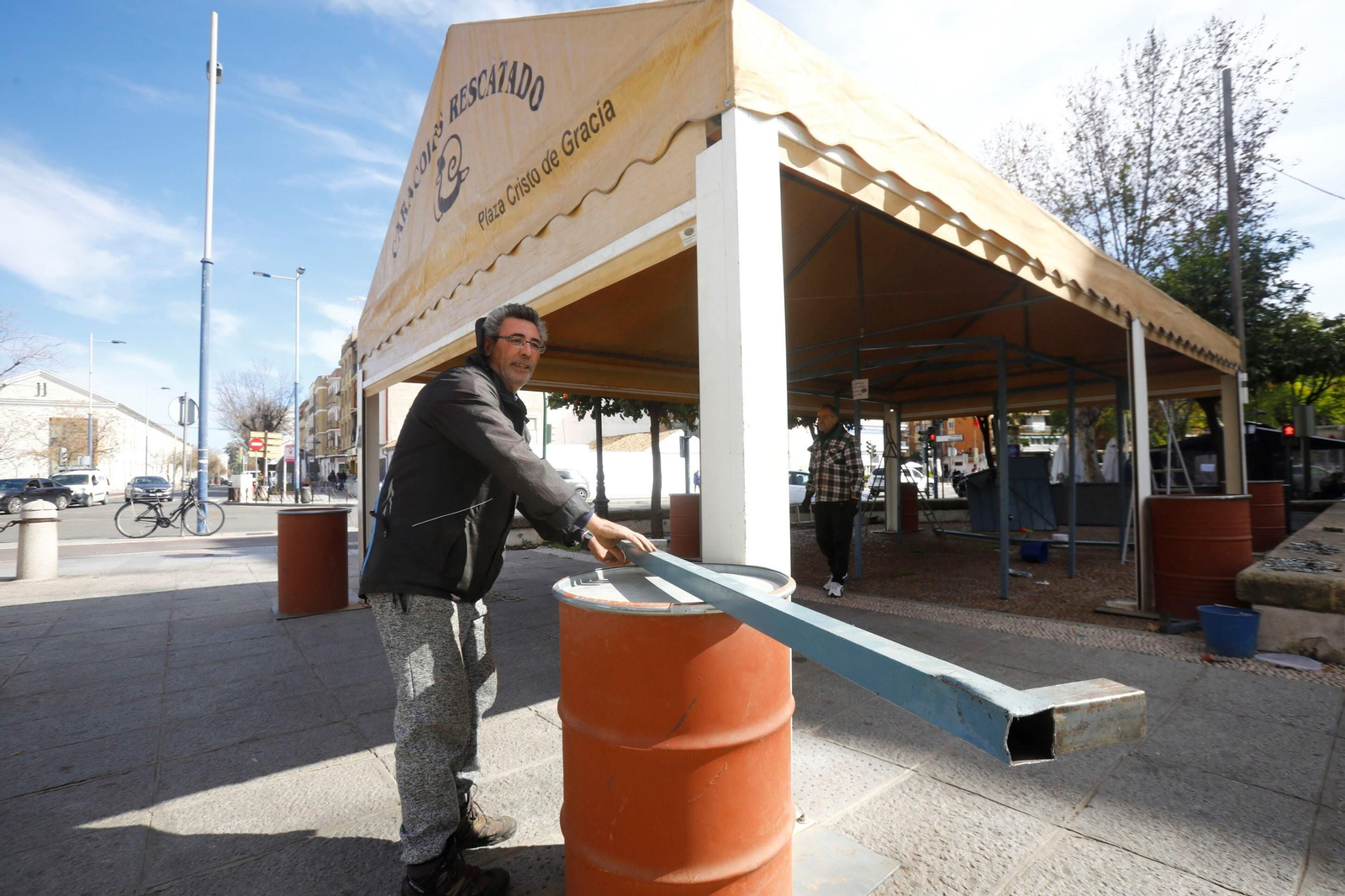 La instalación de los puestos de caracoles de Córdoba, en imágenes