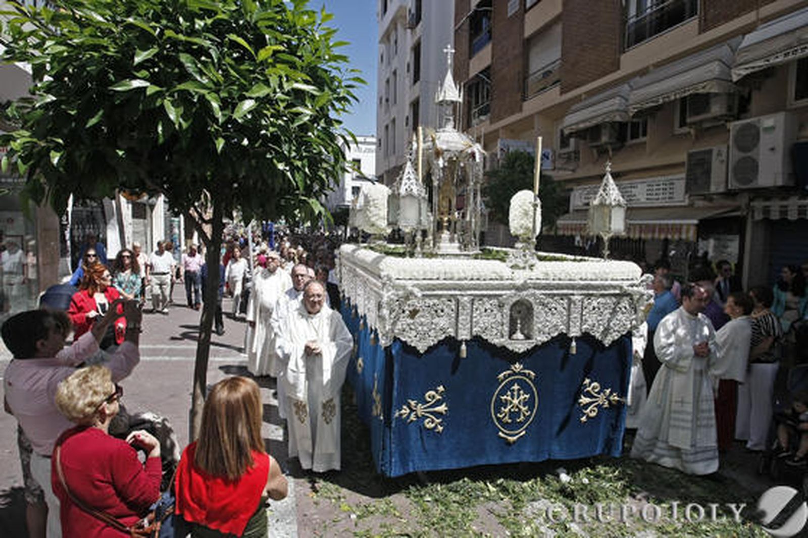 Más de 400 personas acuden a la misa en el parque María Cristina de Algeciras.

Foto: Erasmo Fenoy