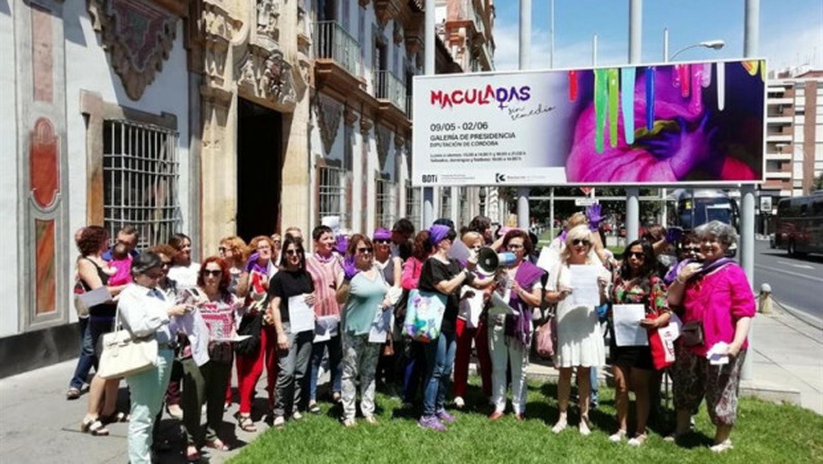 Un momento de la concentración ante el cartel de la muestra