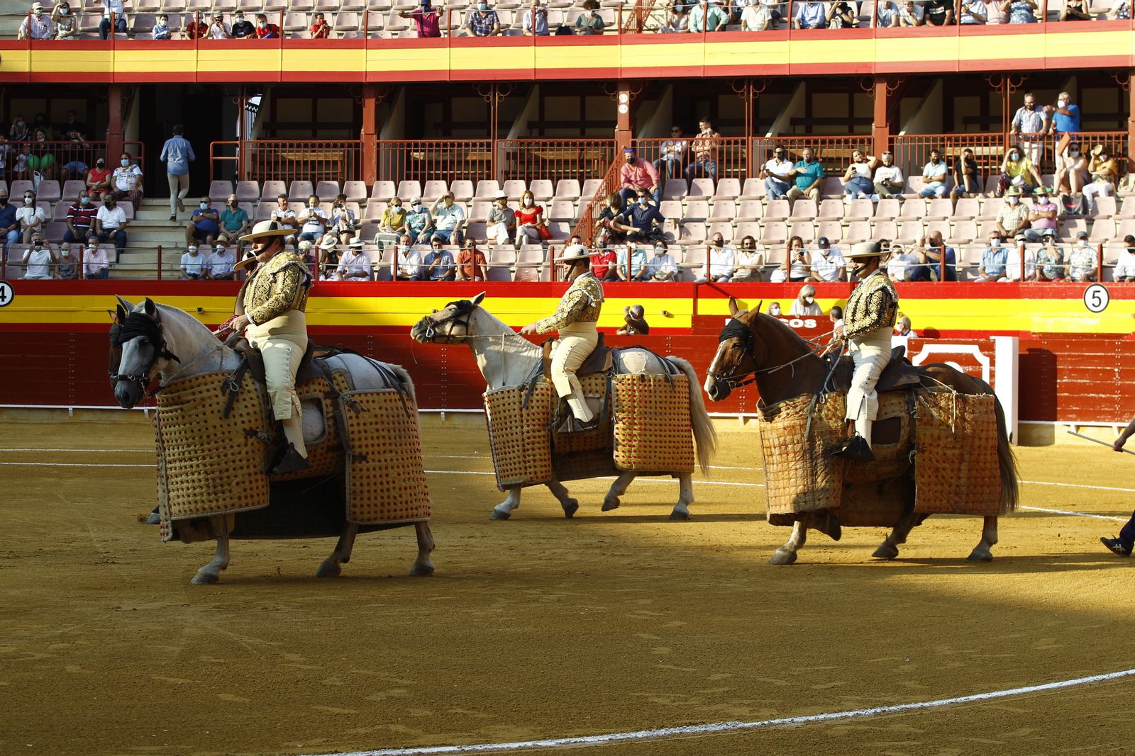 Fotogalería corrida de toros. Cayetano Rivera, Paco Ureña y Roca Rey. Roquetas de Mar.