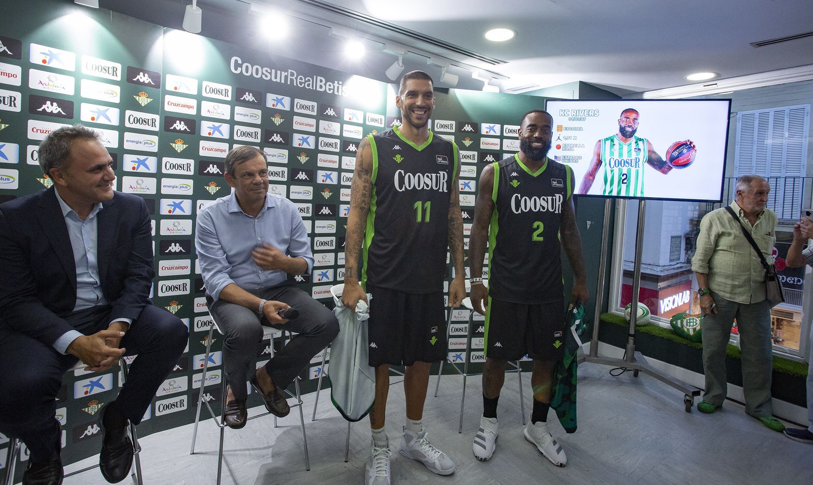 Fernando Moral, presidente del club, y Juanma Rodríguez, director deportivo del Coosur Betis.