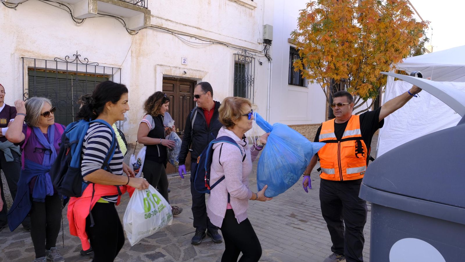 Tras la retirada de la basura, momento para tirar los desechos.