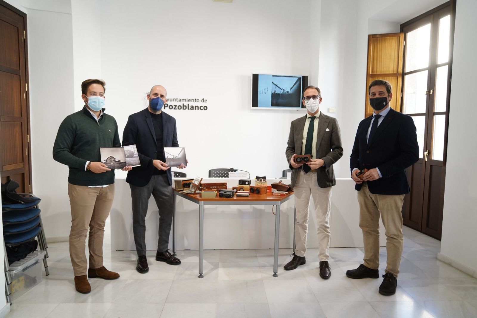 Un momento de la presentación del archivo inédito adquirido por el Ayuntamiento.