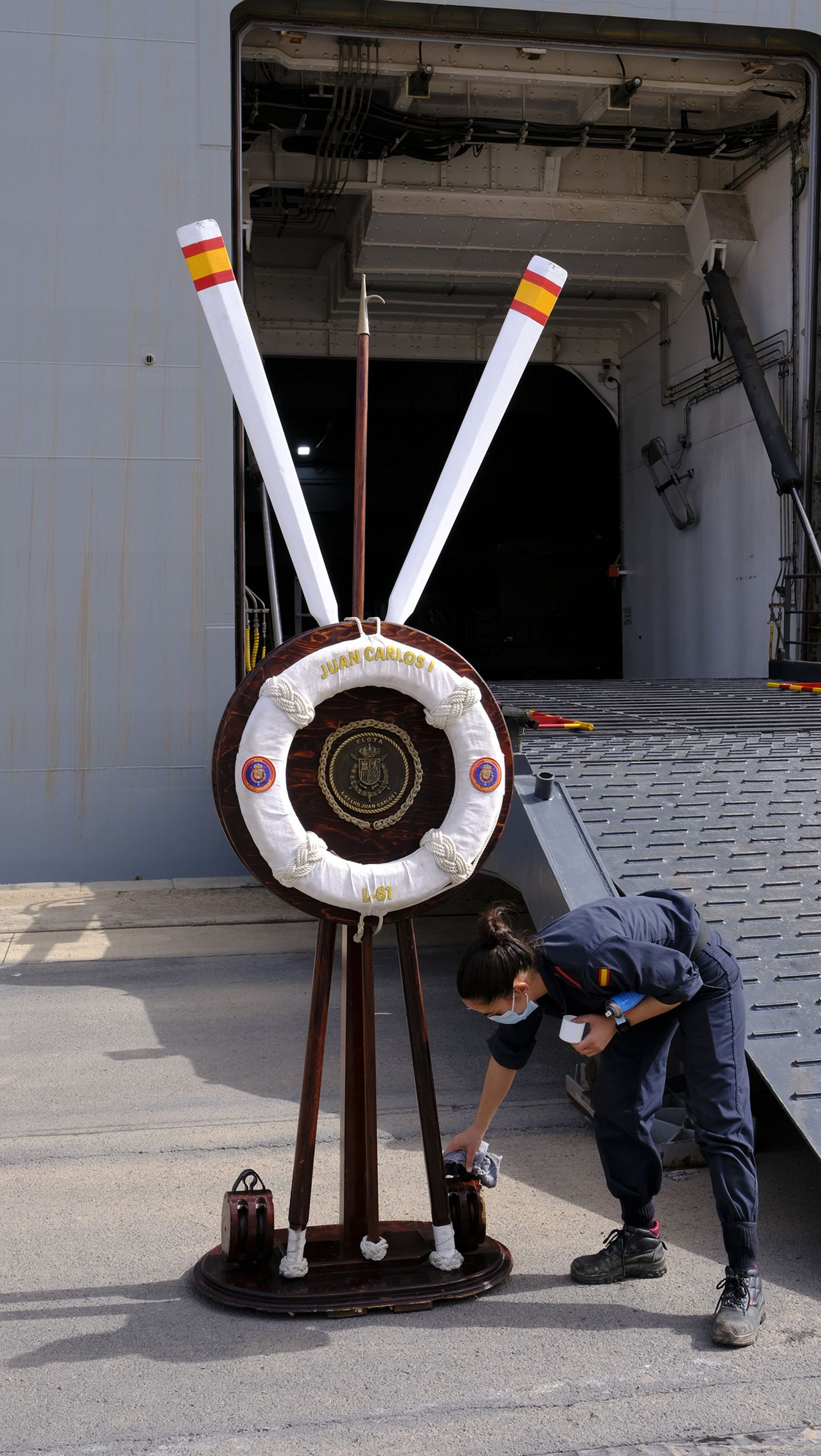 Fotogalería de la visita al portaaviones Juan Carlos I. Puerto de Almería.