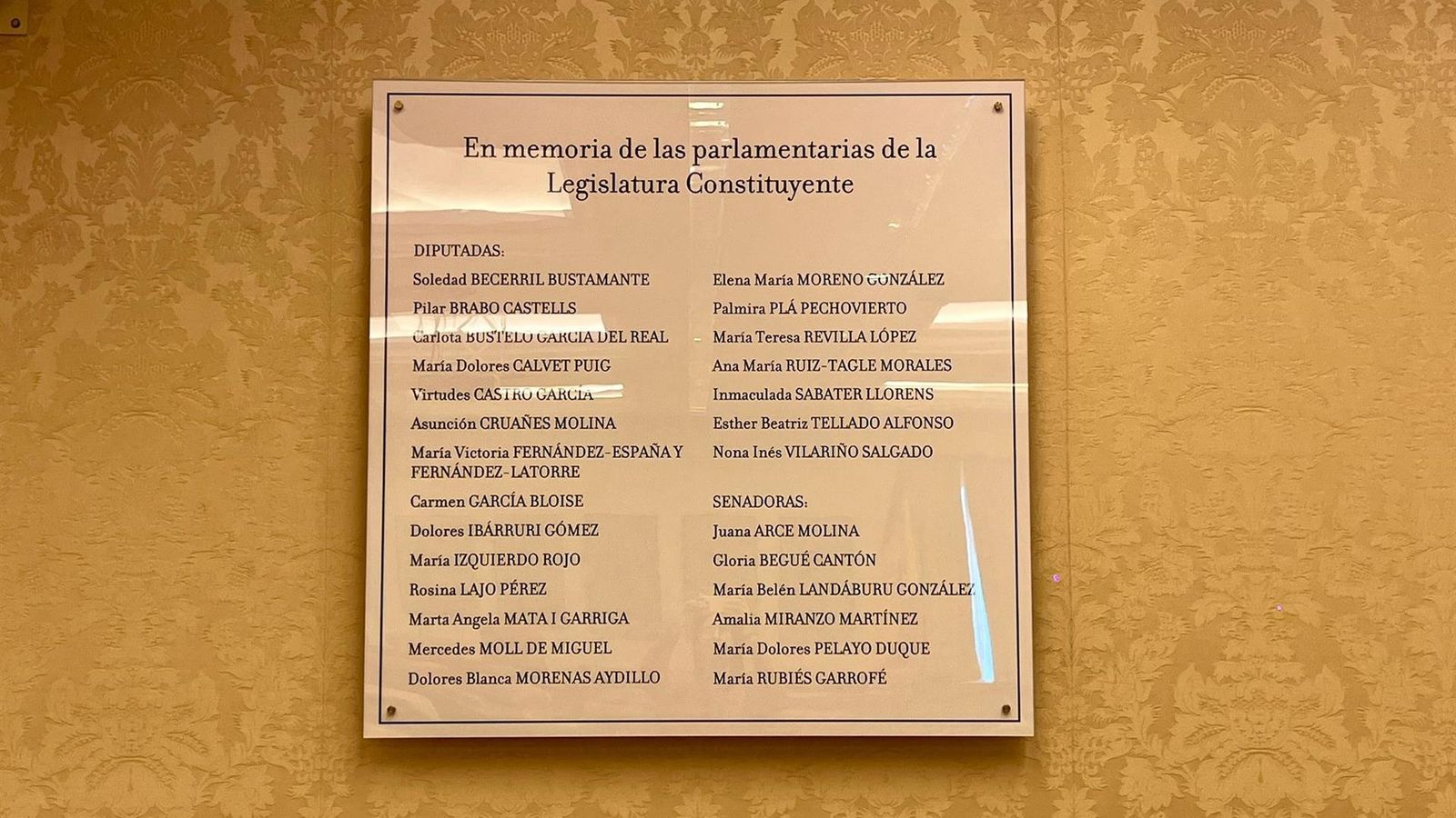 Placa con los nombres de las madres de la Constitución
