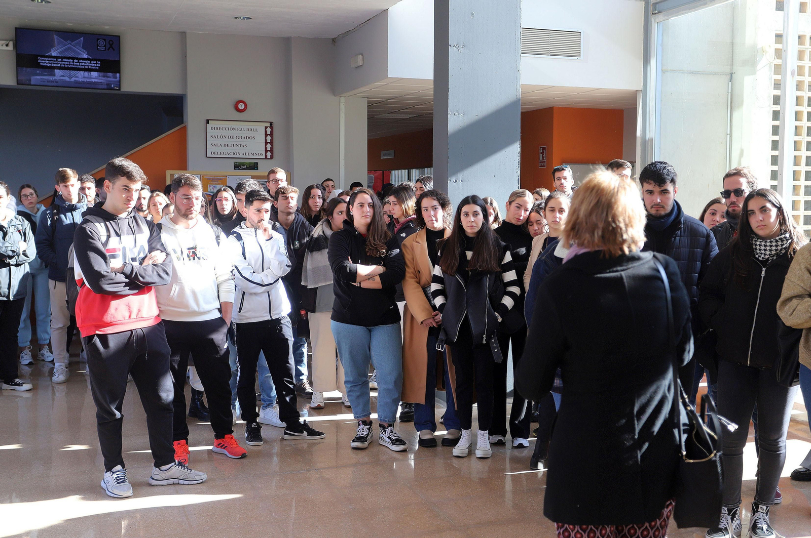 Compañeros y profesores de los estudiantes de Trabajo Social guardan un minuto de silencio en memoria de sus compañeros fallecidos en el incendio, en imágenes