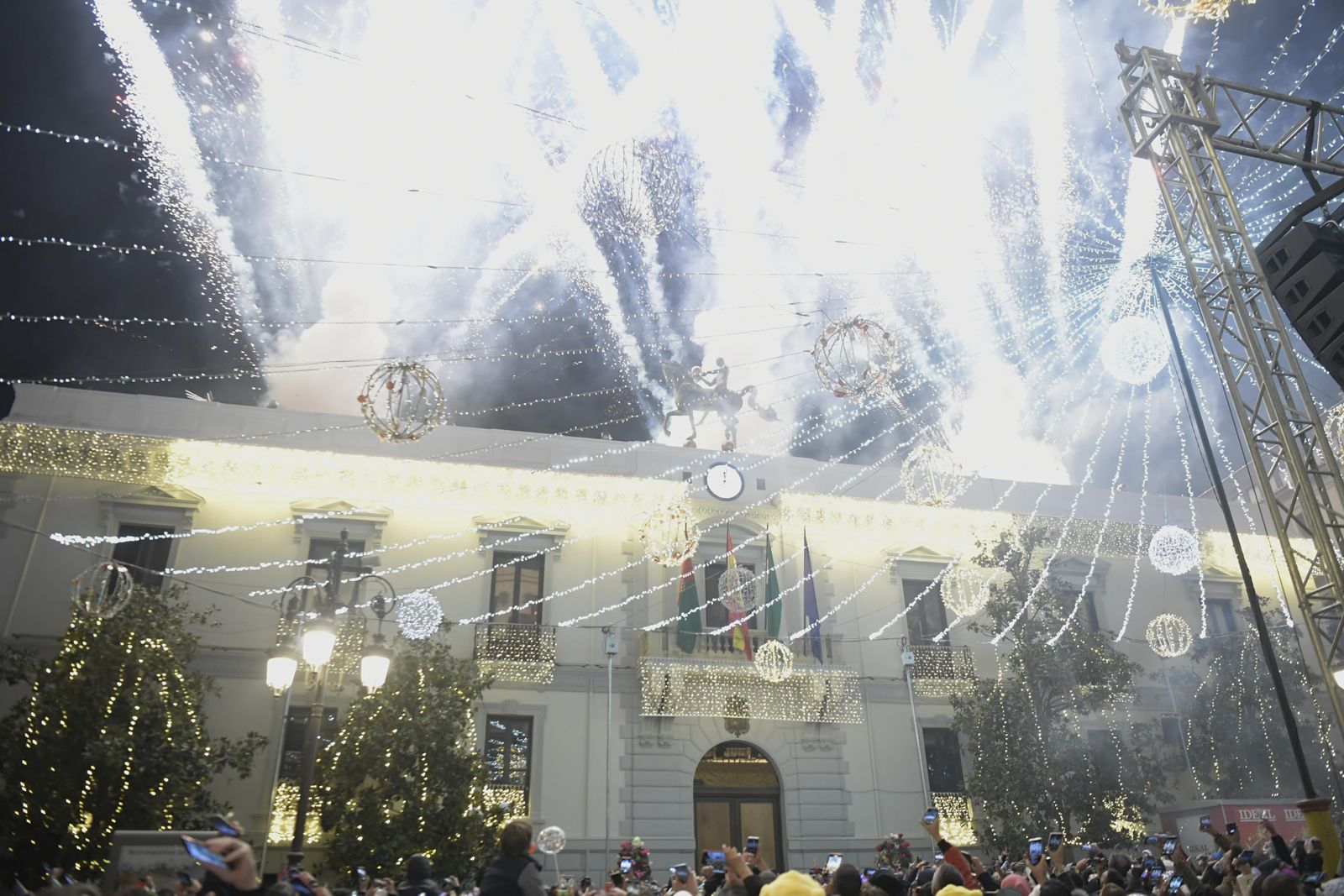 Granada da la bienvenida a 2023 en la Plaza del Carmen