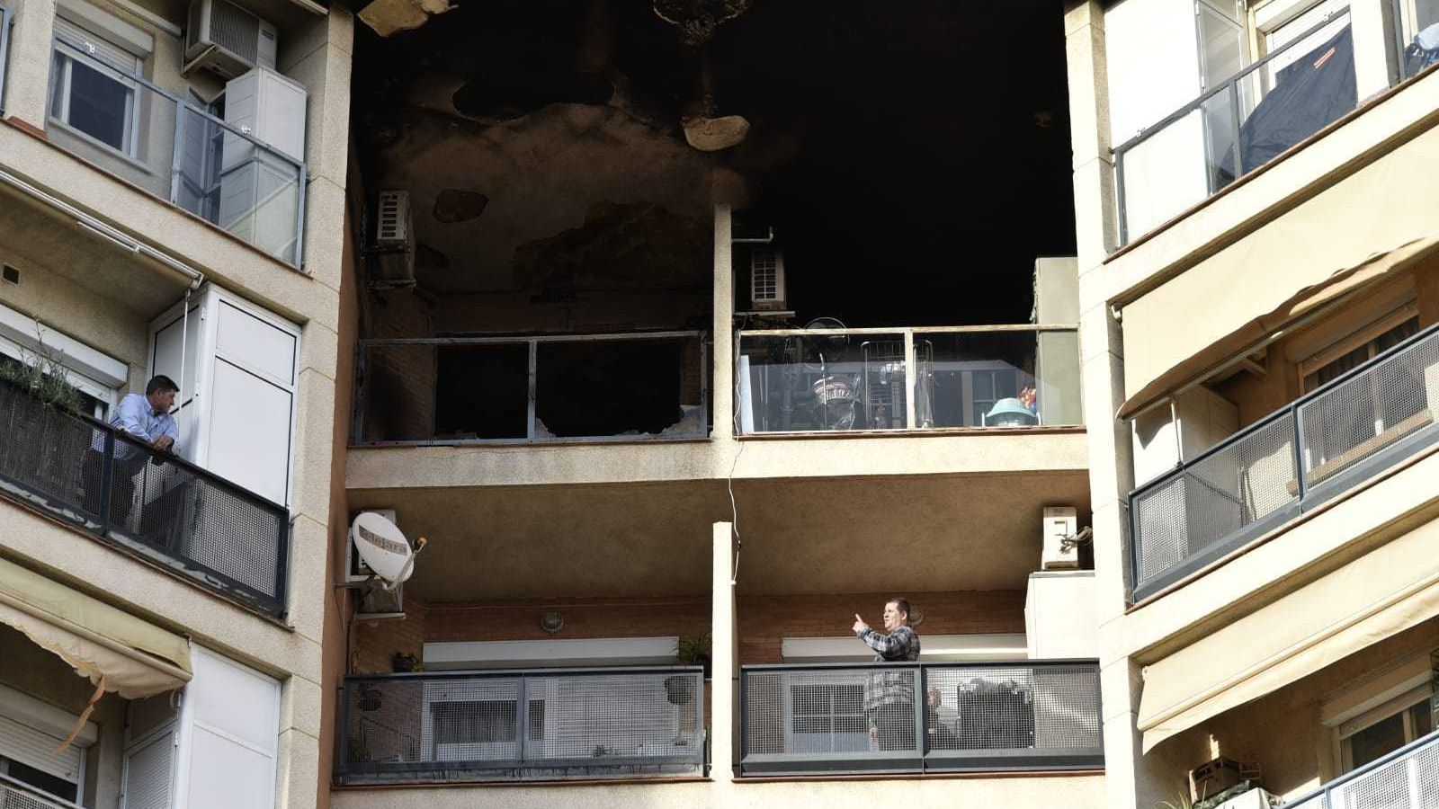 Panorámica de la fachada del edificio afectado en la plaza Corteconcepción, con el séptimo piso ennegrecido.
