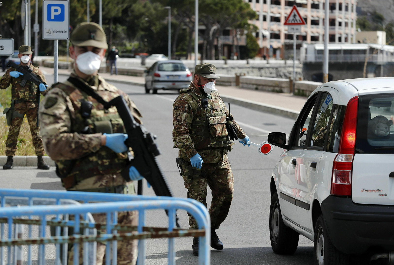 Militares italianos en la frontera con Francia.