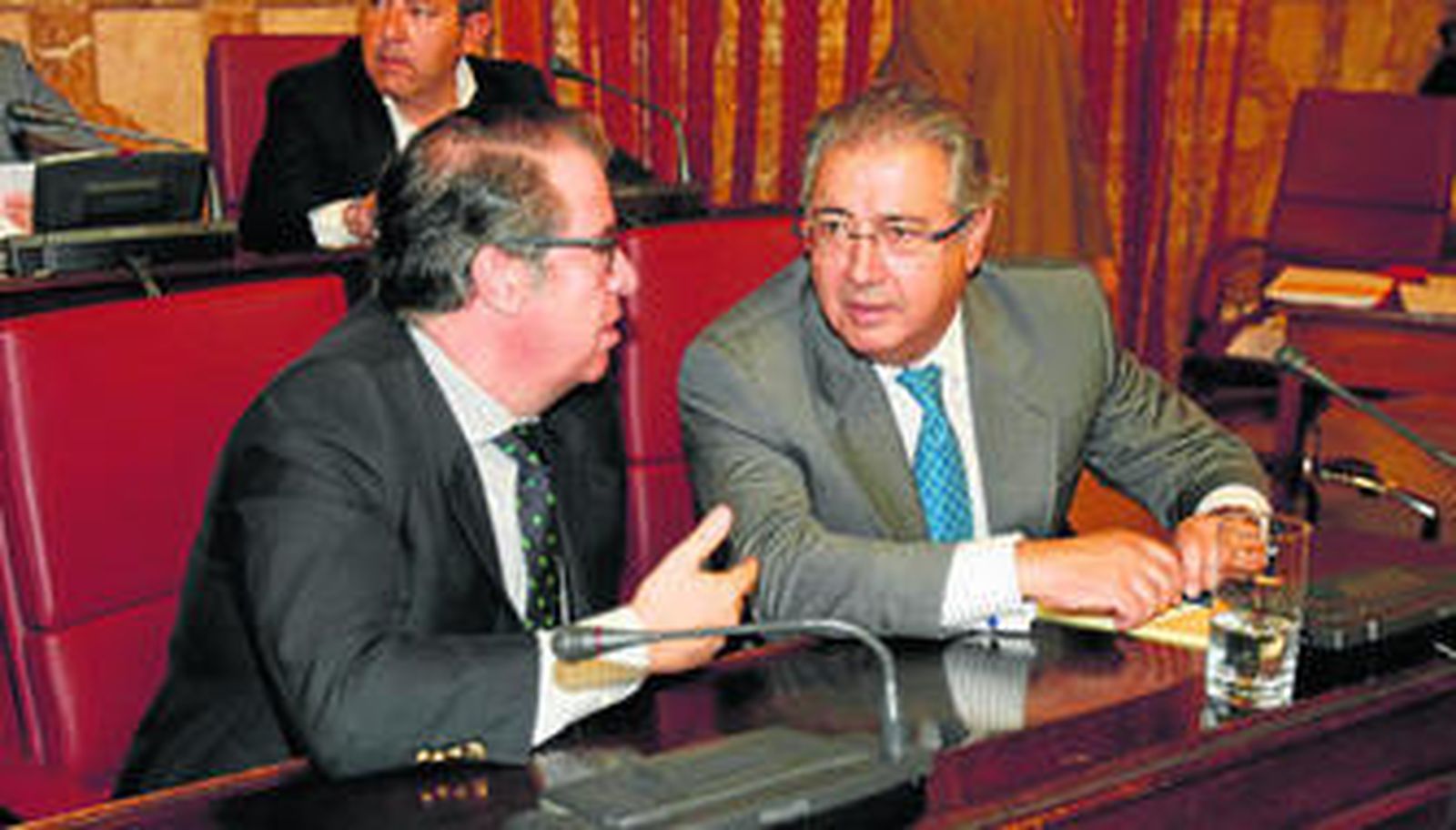 Serrano y Zoido conversan en el Pleno extraordinario celebrado el miércoles para debatir las ordenanzas fiscales para 2017.