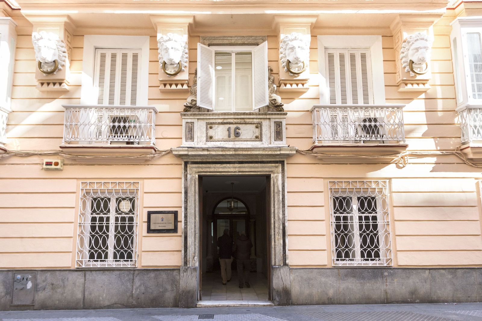 Portada del actual Rectorado, en la calle Ancha.