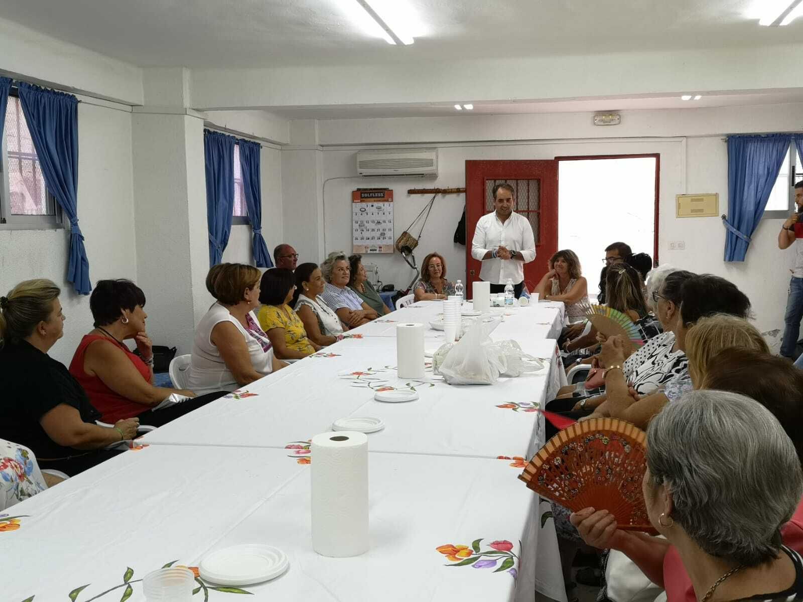 Un momento de la reunión de Saldaña con los vecinos.
