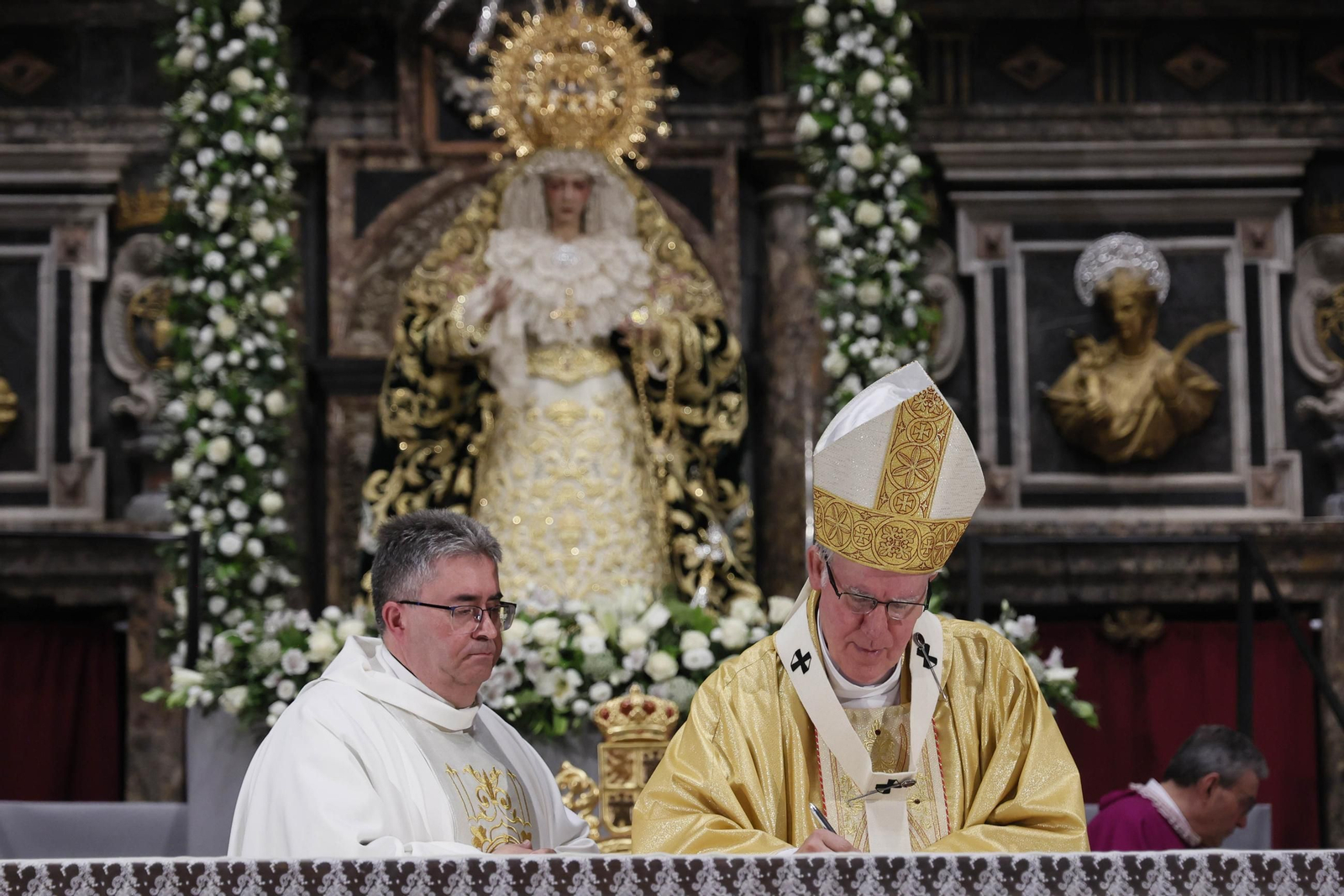 La coronación de la Virgen del Rocío en imágenes