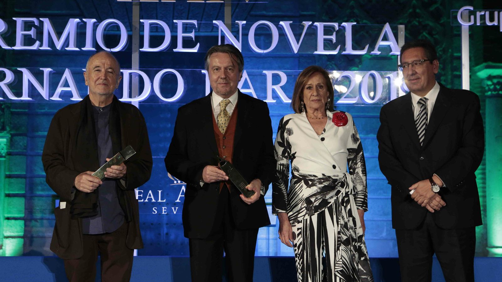 Alfonso Alegre y Felipe Benítez Reyes recogen sus premios de Consuelo García-Píriz y Antonio Pulido.