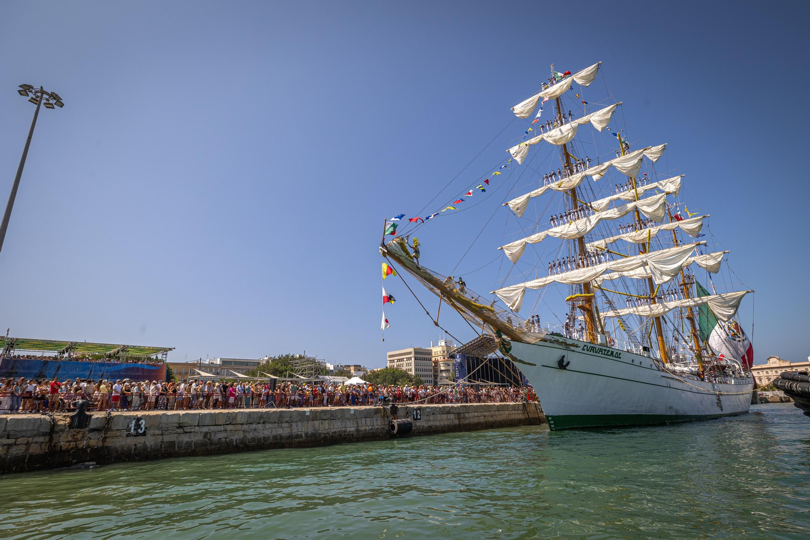 Imágenes de la parada naval desde el mar