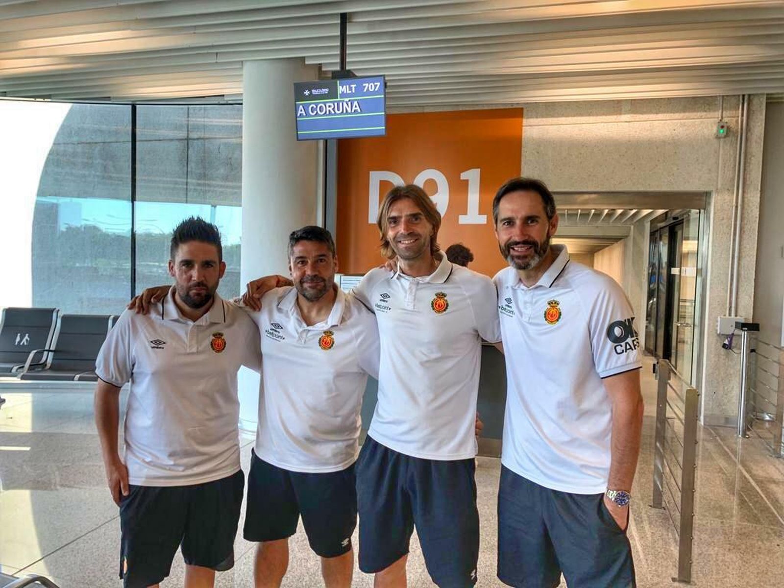 Moreno, Dani Pendín, Dani Pastor y Raúl López, en el aeropuerto de La Coruña.