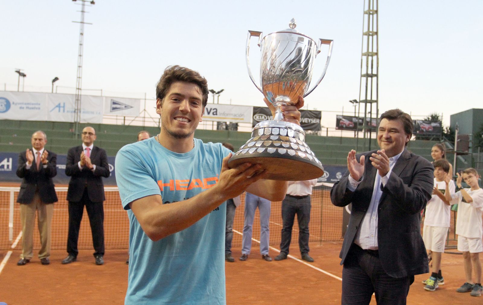 El portugués Joao Domingues levanta la Copa del Rey que conquistó en junio del año pasado.