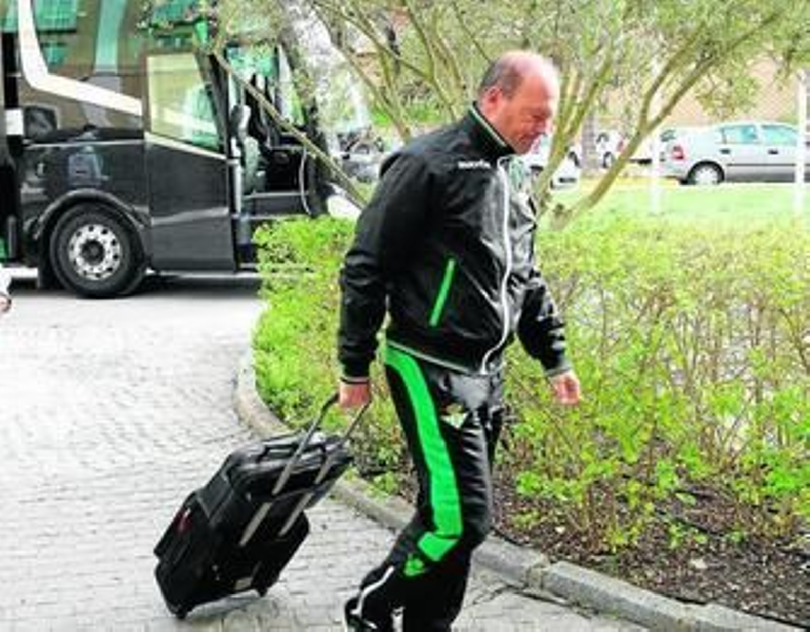 Pepe Mel tira de su equipaje en las instalaciones de Montecastillo.