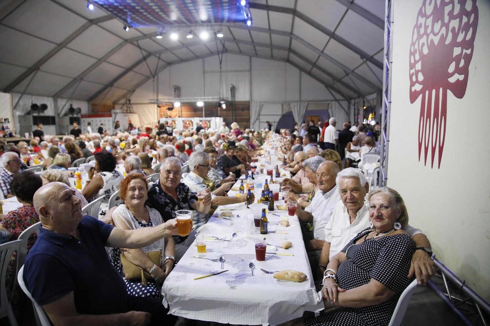 Las mejores imágenes del homenaje a los mayores en la caseta municipal de Almería