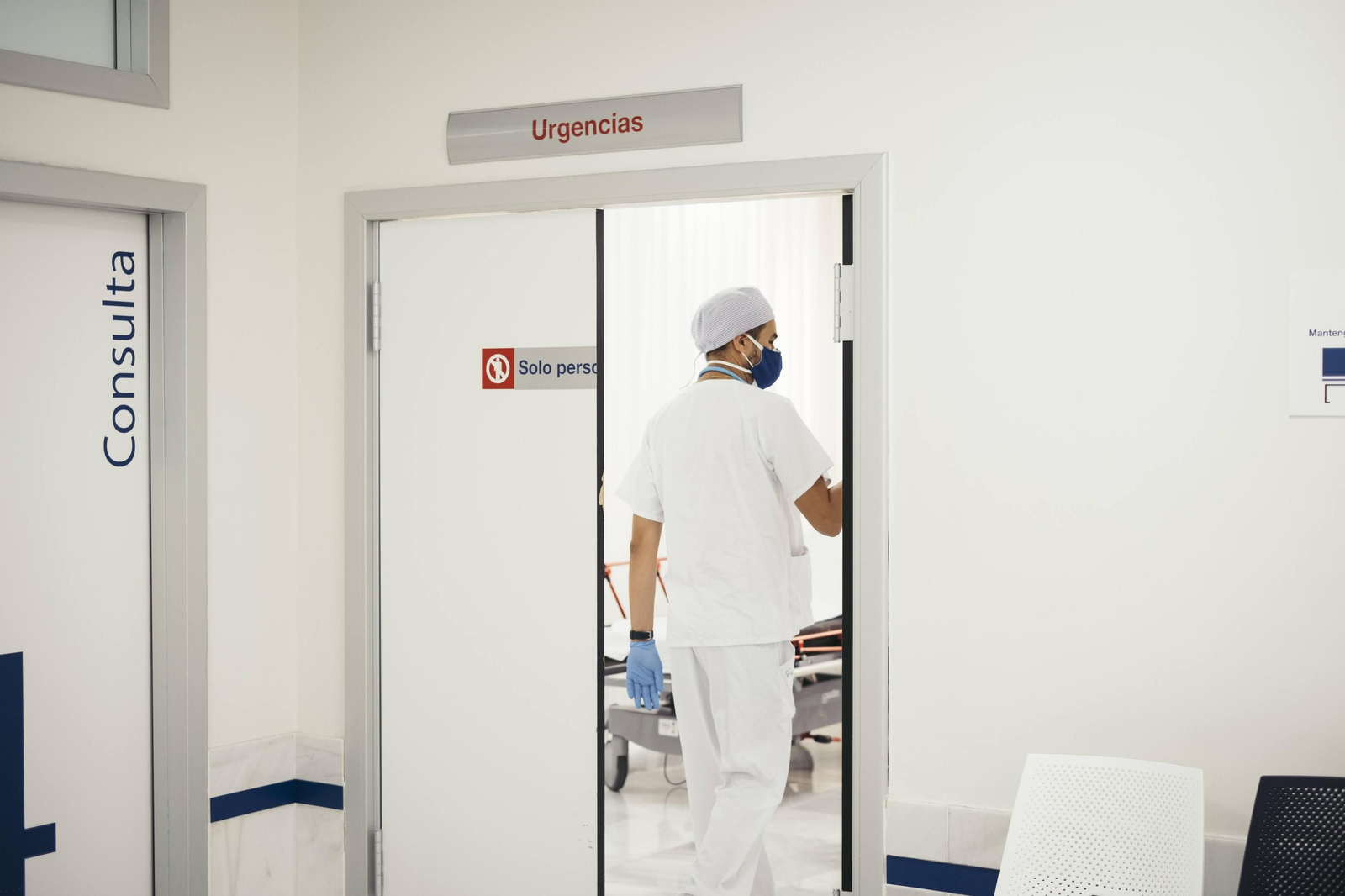 Un profesional en las instalaciones del hospital Viamed Bahía de Cádiz.