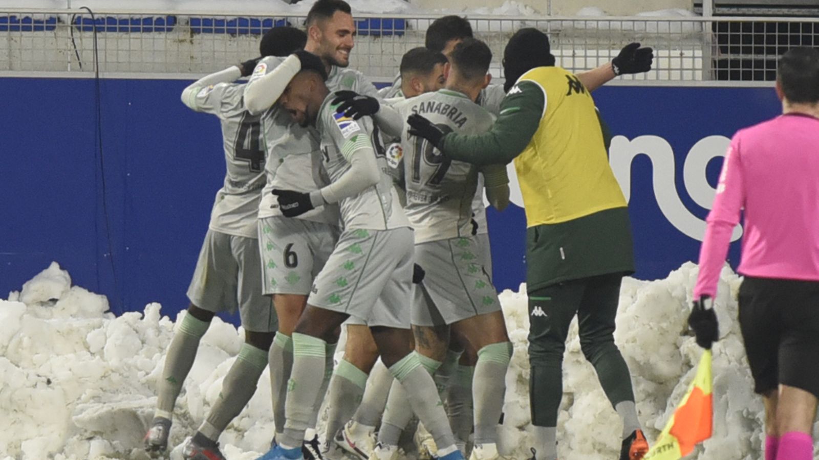 Los jugadores del Betis celebran el gol de Mandi.