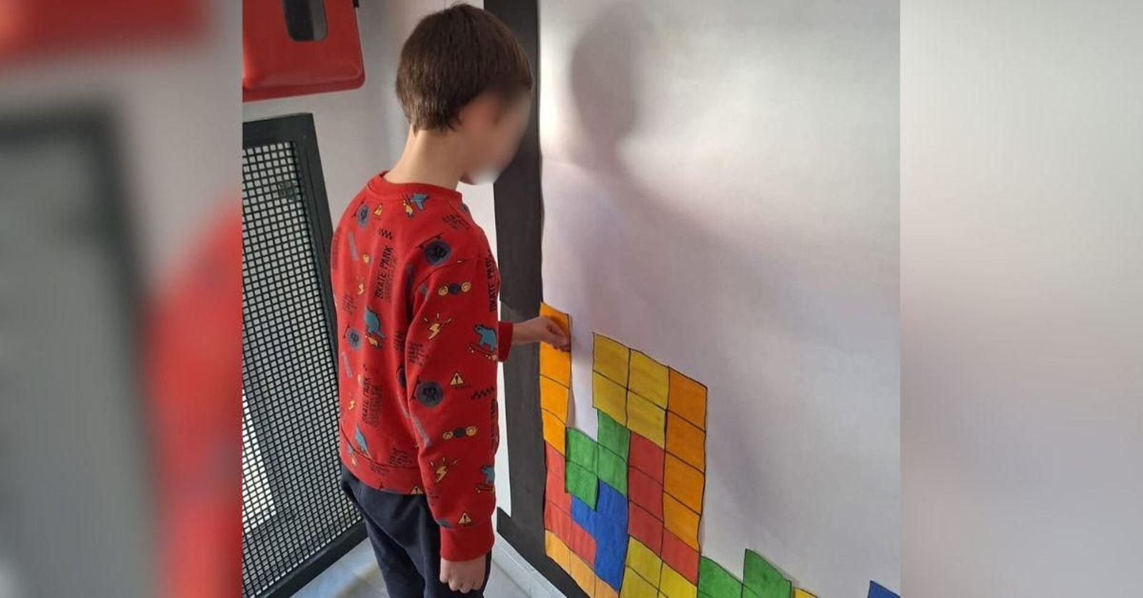 El pequeño Carlos en la escuela.