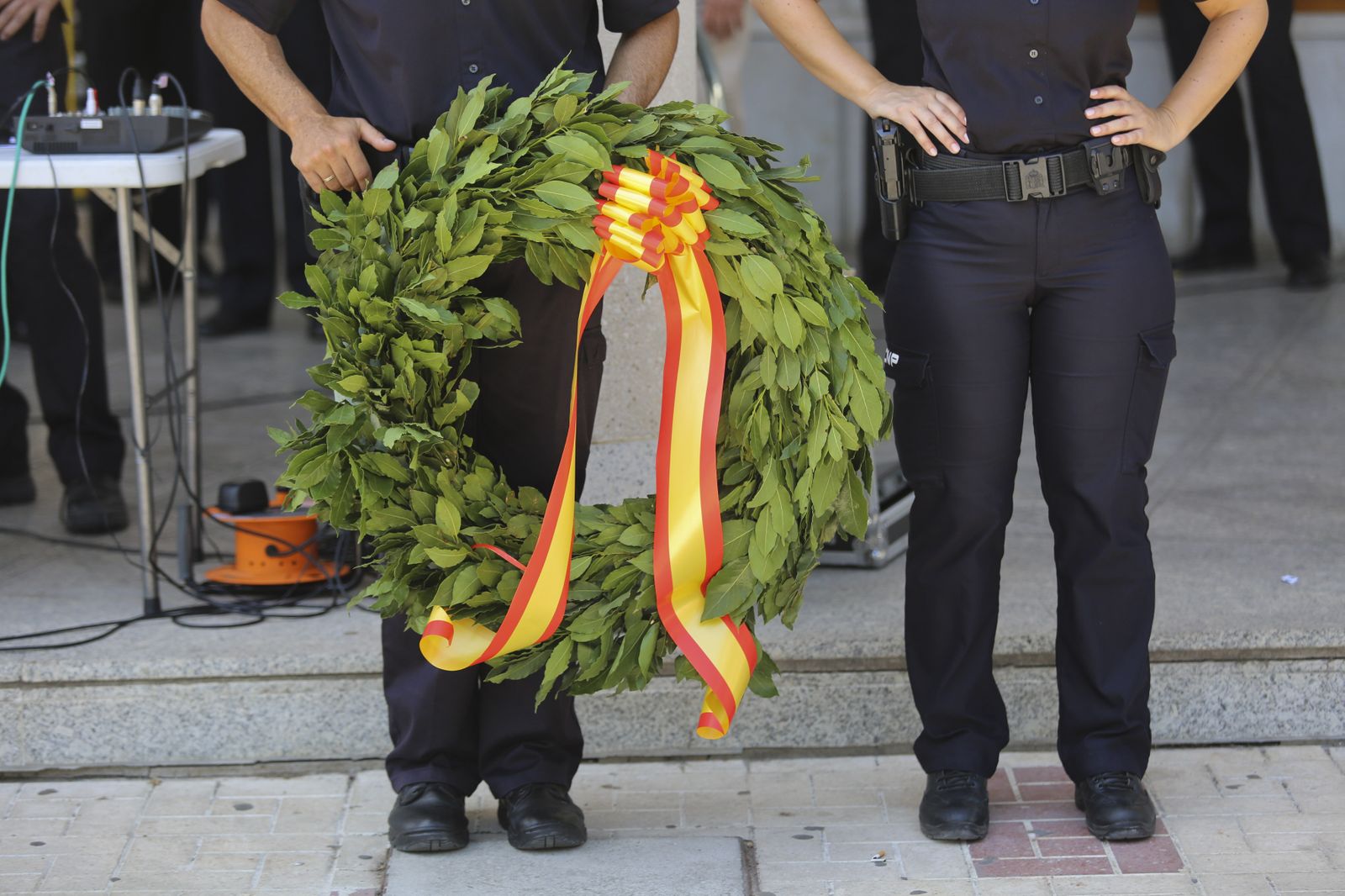 Fotos de la escultura que rinde homenaje a los policías fallecidos en Málaga