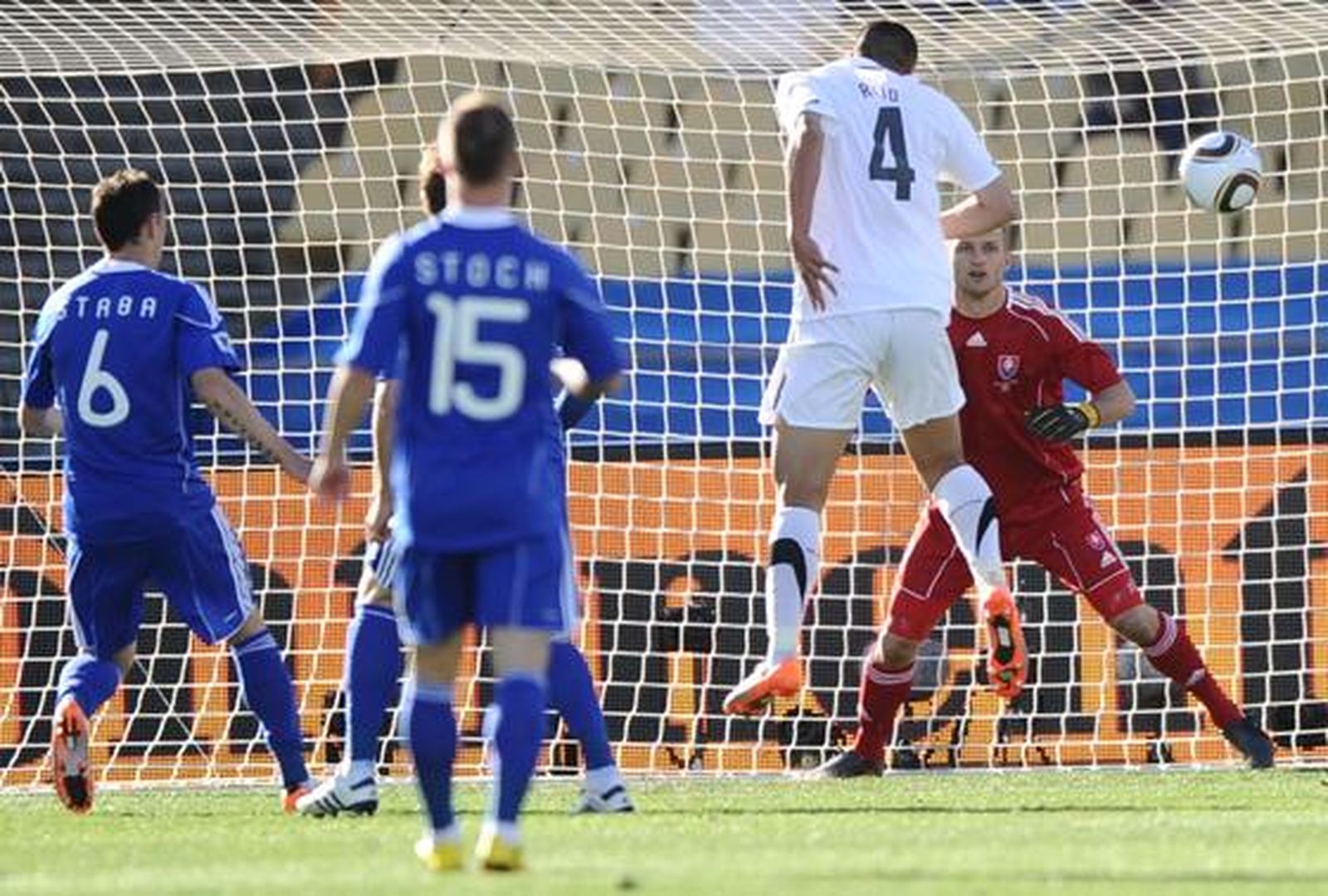El neozelandés Winston Reid cabecea el balón con el que empata el partido ante la mirada de cuatro rivales.

Foto: AFP Photo