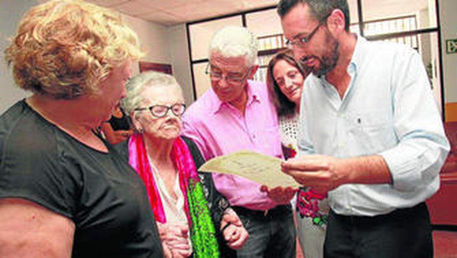 Manuela Ordóñez recibe una carta de manos de Juan Franco.
