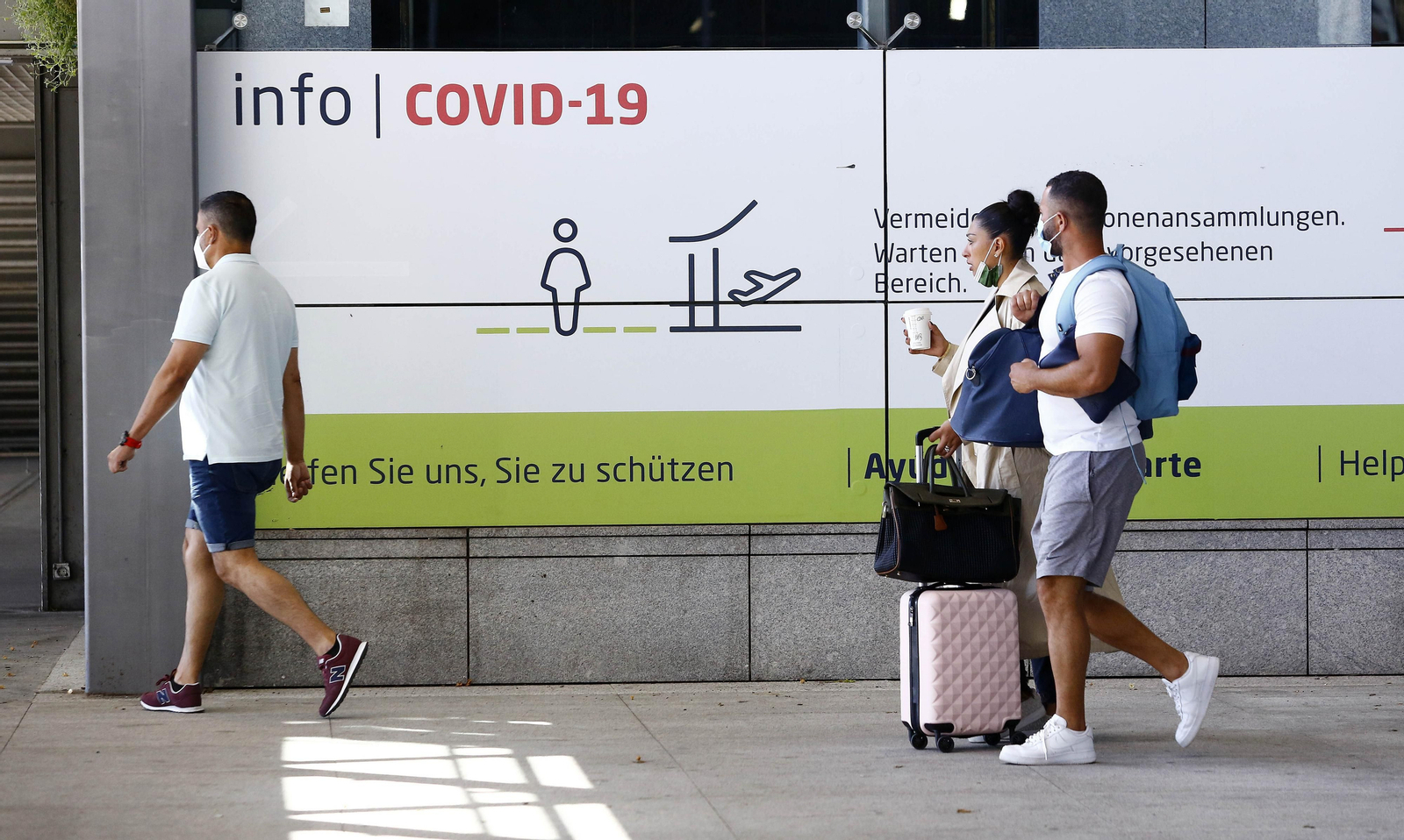 Las fotos de los primeros turistas internacionales en el aeropuerto de Málaga