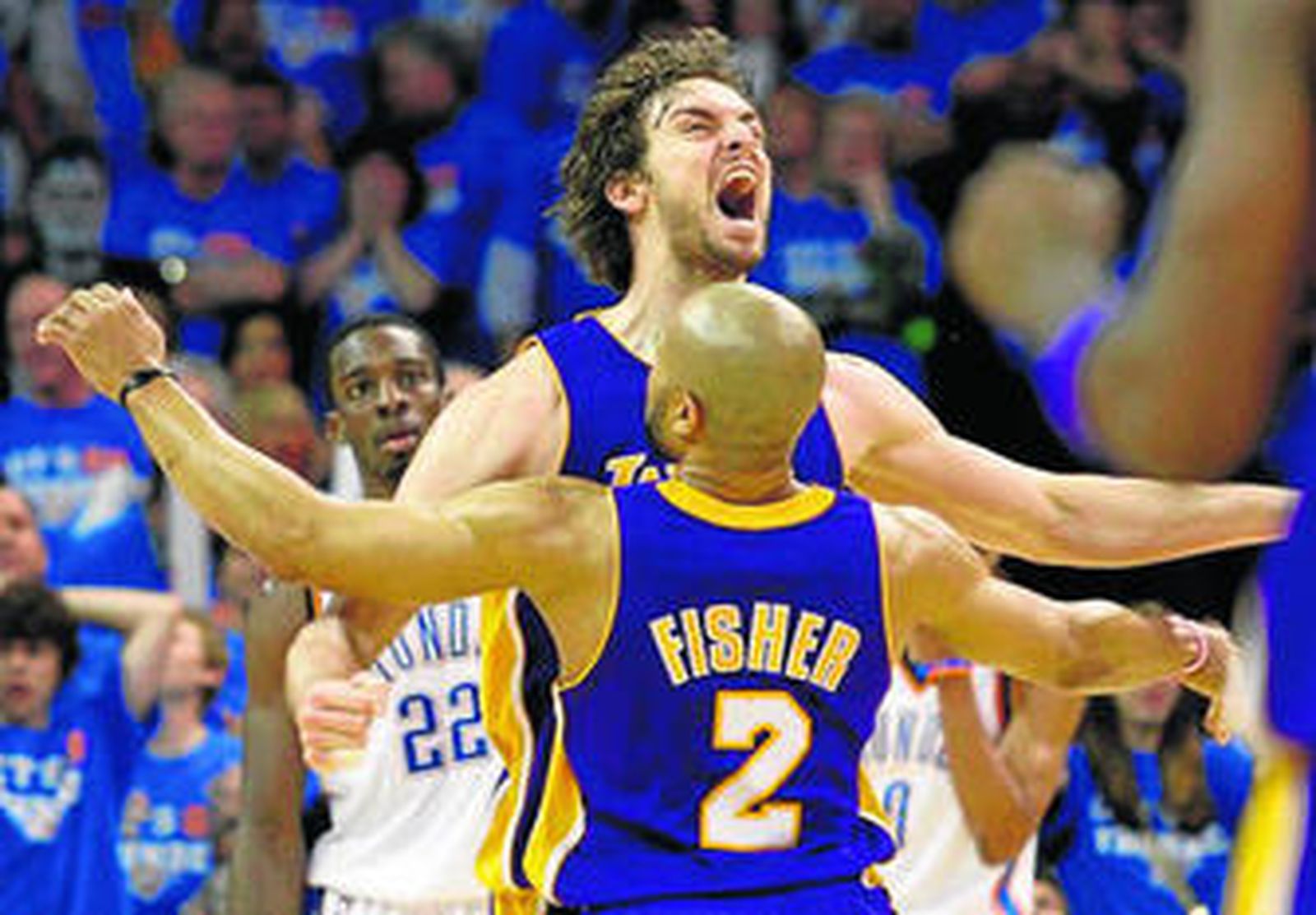 Gasol celebra con Fisher la clasificación para semifinales.