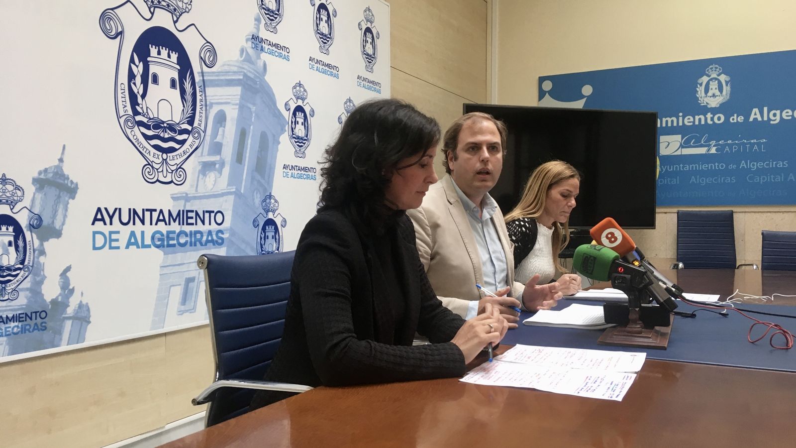 Los tenientes de alcalde María Solanes, Javier Vázquez Hueso y Yessica Rodríguez en la sala de comisiones del Ayuntamiento, este martes.