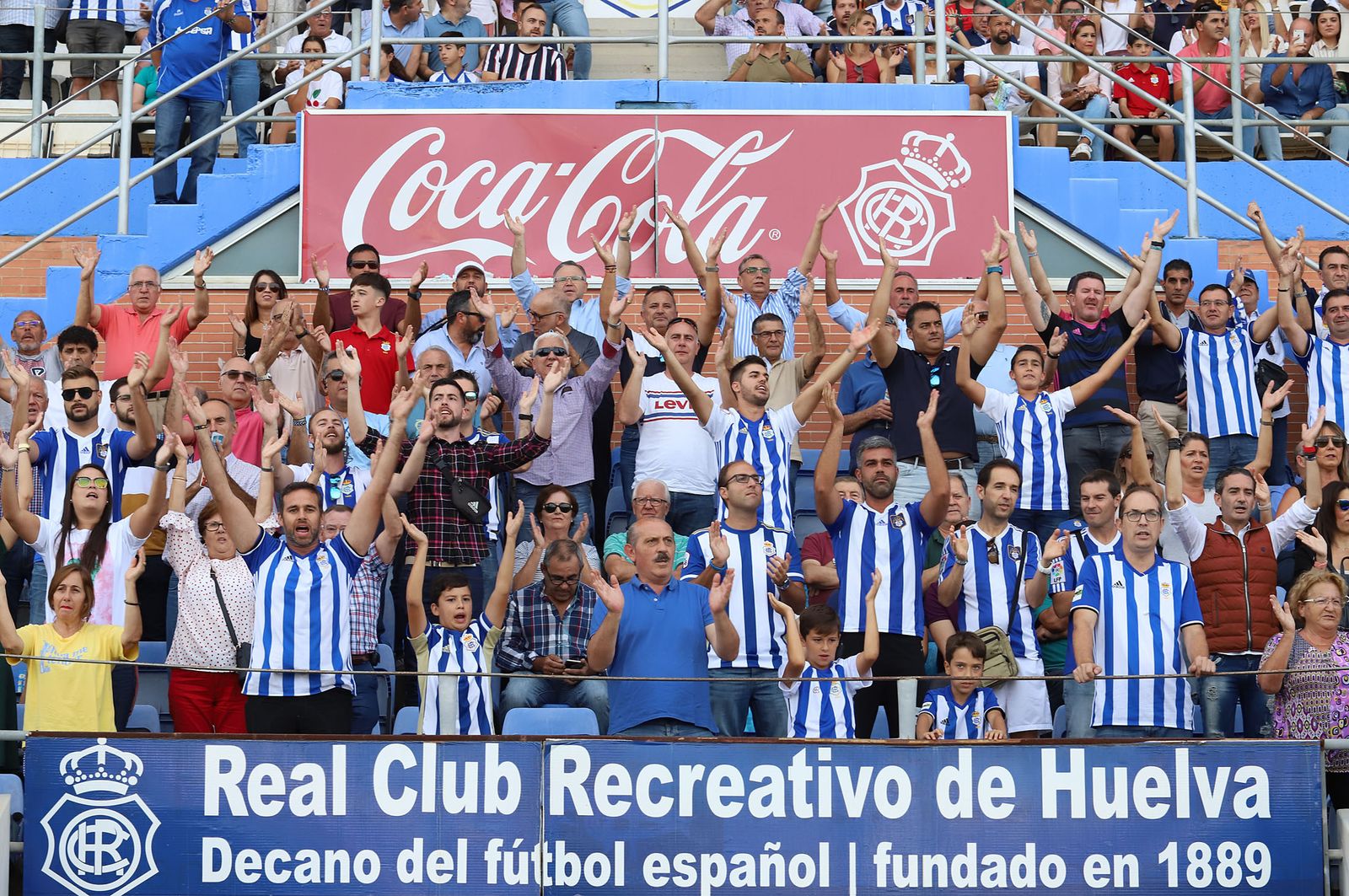 Imágenes del ambiente en el Estadio Nuevo Colombino
