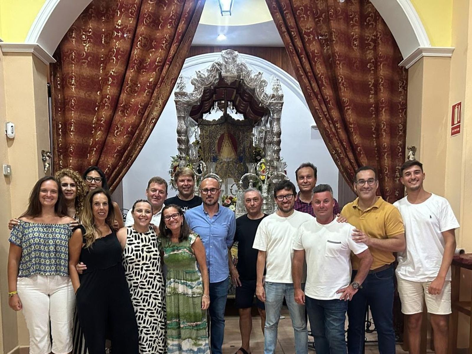 Los rocieros gaditanos, con Ildefonso Oñate ante la carreta del Simpecado.