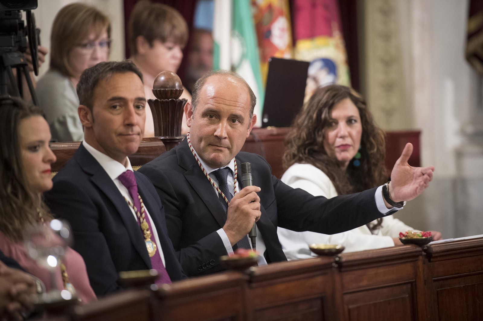 Imágenes de la investidura de José María González Kichi