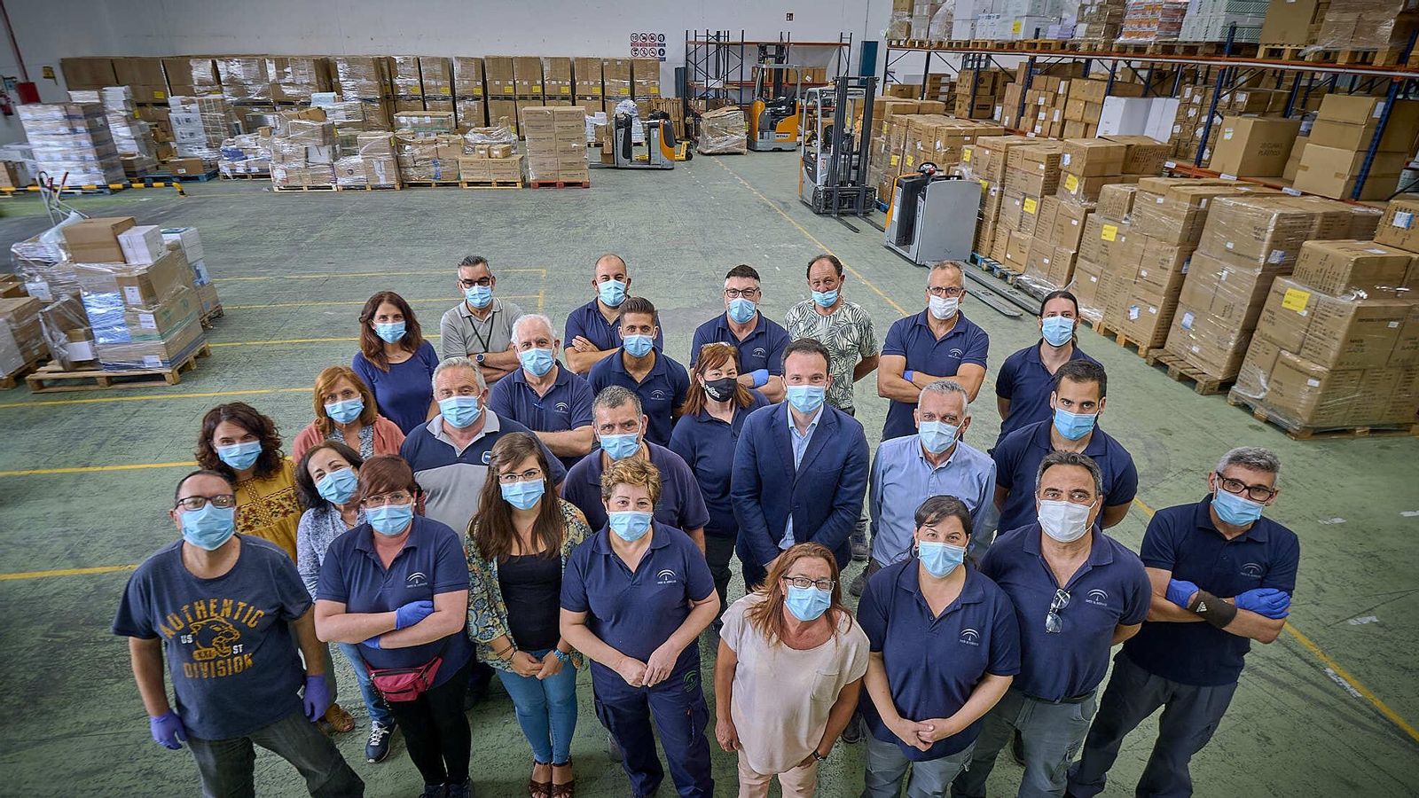 Buena parte del personal del Central de Compras del SAS en Cádiz posan en las instalaciones de la Zona Franca.
