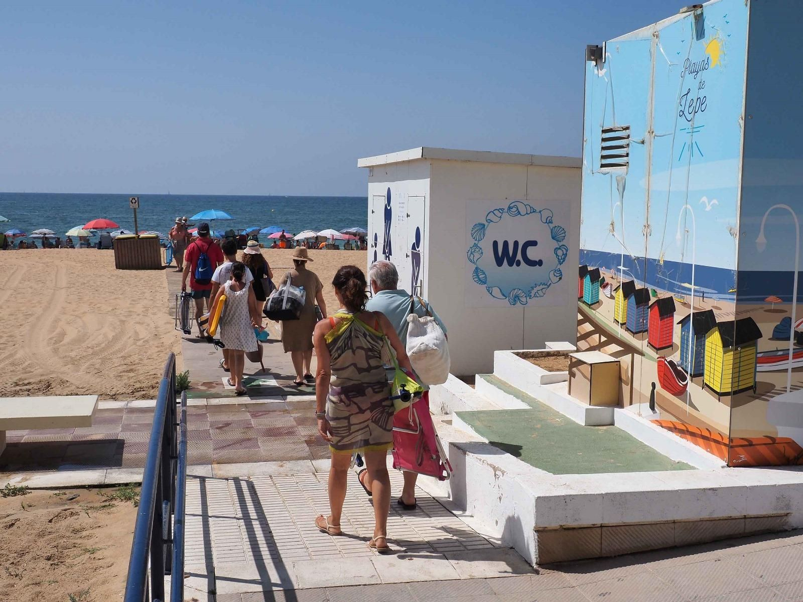 Ambiente de la playa de La Antilla a rebosar en un caluroso día