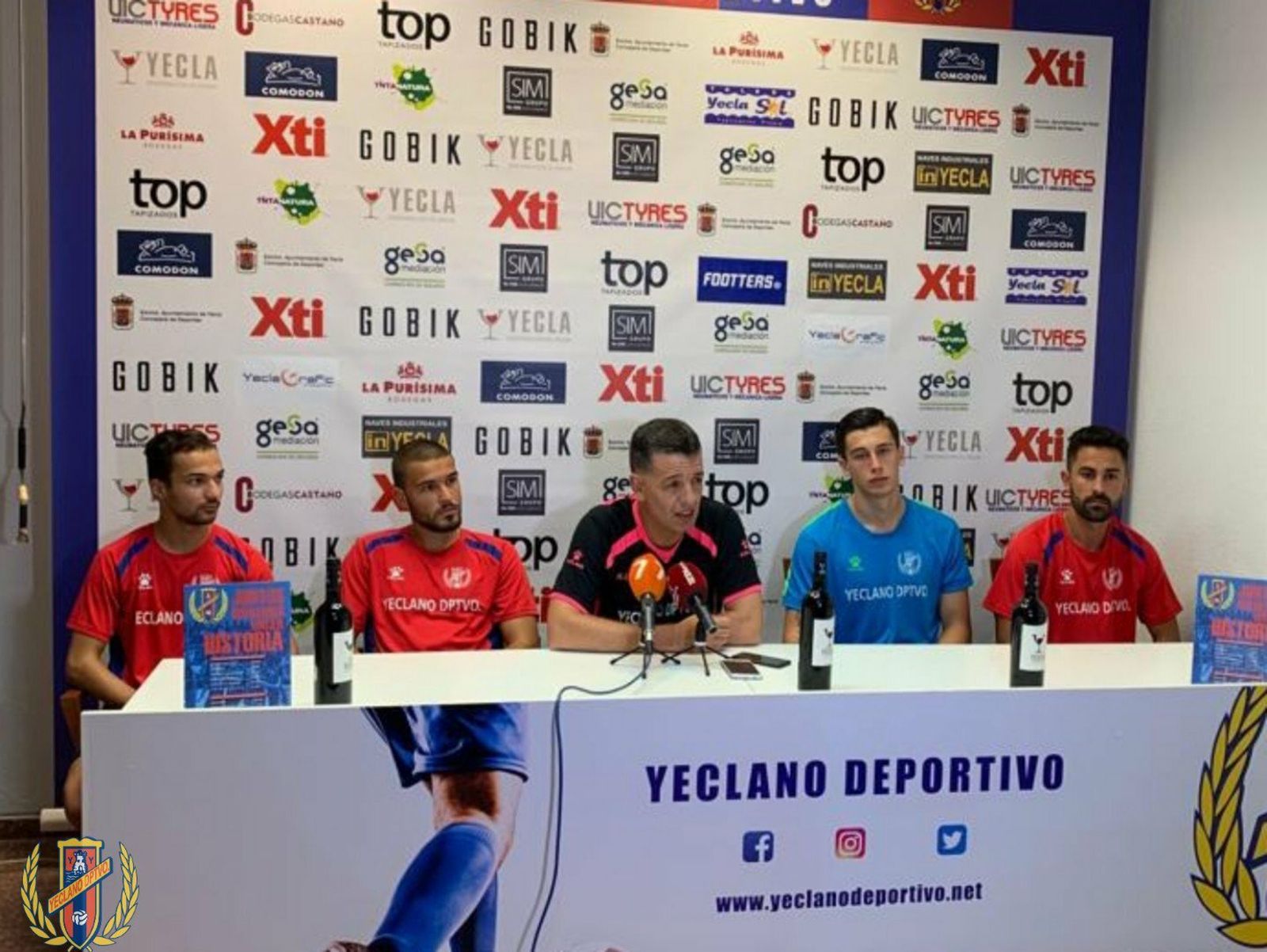 Sandroni, en el centro entre cuatro jugadores.