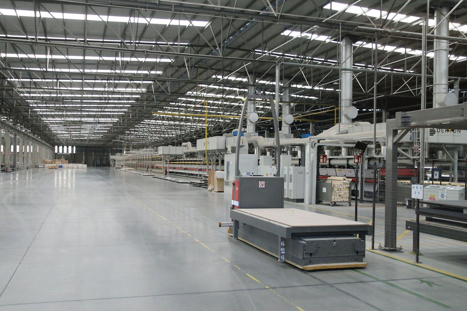 Las imágenes de la visita de Bendodo a Cosentino y la firma de la adenda con Extenda y la AEMA