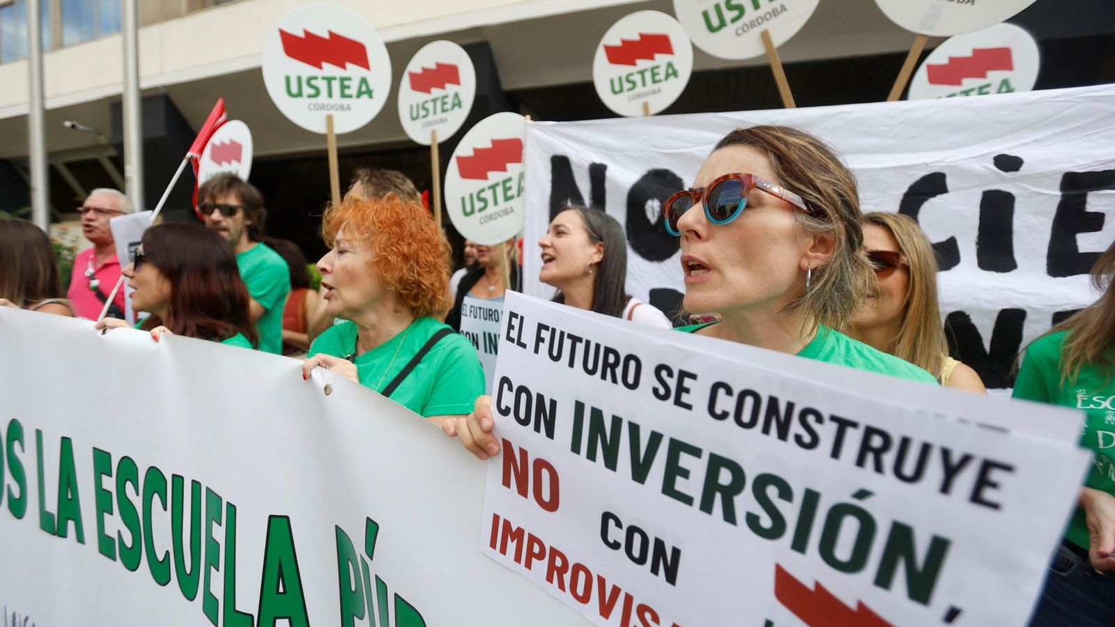 Concentración del sindicato Ustea Córdoba, junto con Fampa Córdoba y la Plataforma de Ampas Niños del Sur en defensa de la educación pública