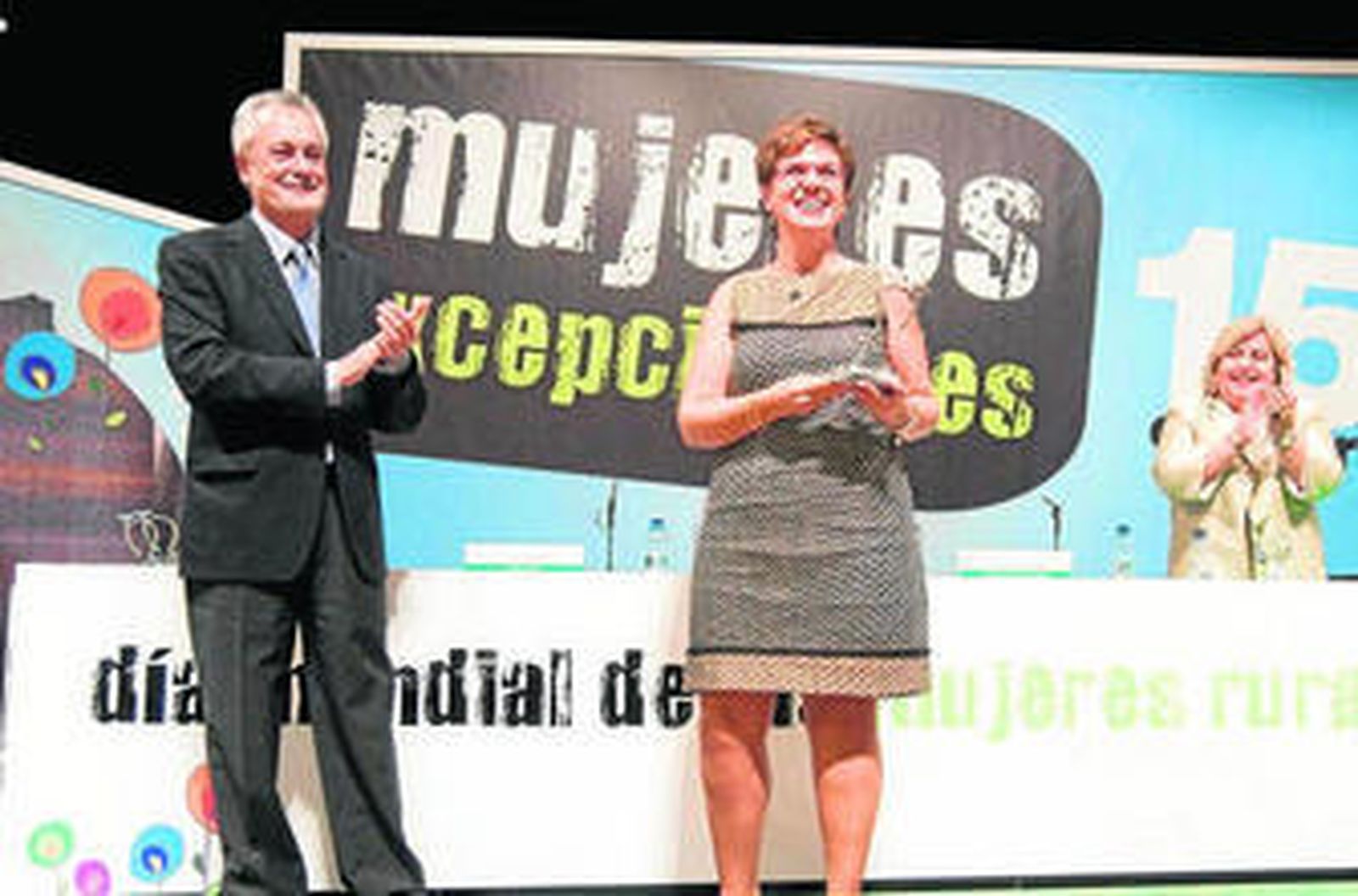 Belén Parra recogía el Premio 'Mujer Excepcional' de manos del presidente de la Junta de Andalucía.
