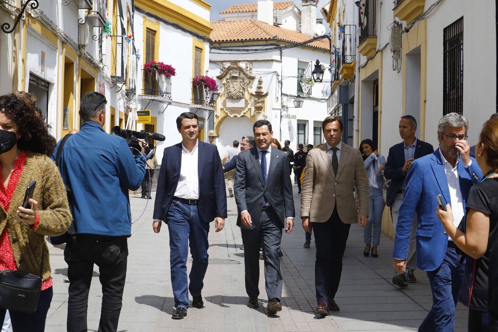 La visita de Juanma Moreno a los Patios de Córdoba, en imágenes.