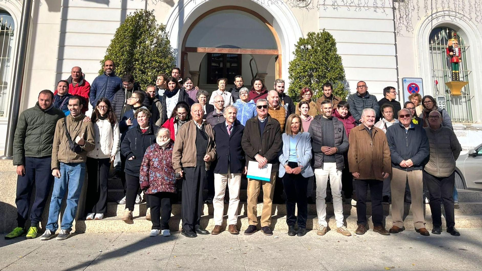 Foto de familia de los participantes en el acto por el Día de la Discapacidad.