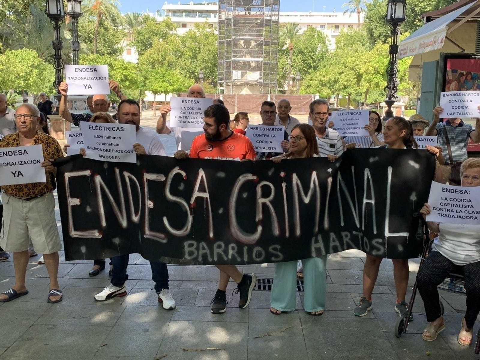 FACUA Sevilla apoya la manifestación de Barrios Hartos por los cortes de suministro y apagones de luz