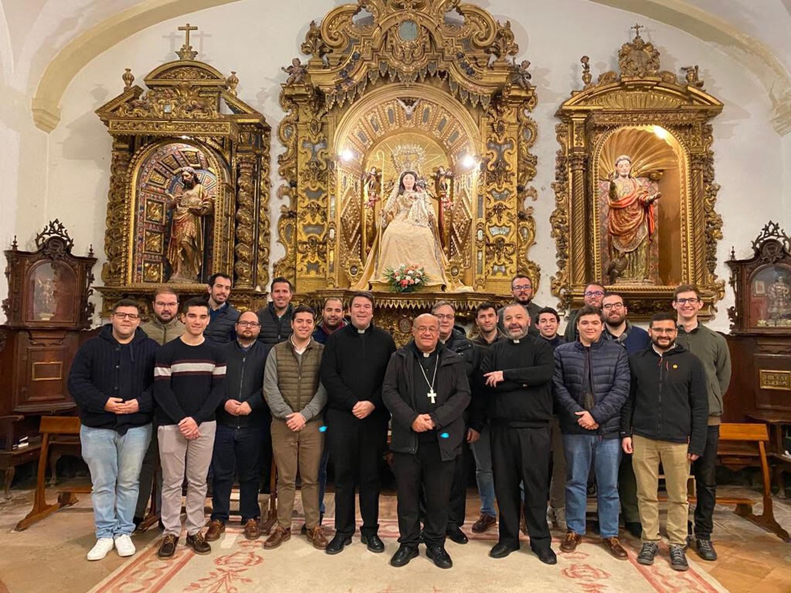 Foto de familia tras la vistia apostólica en el seminario diocesano.