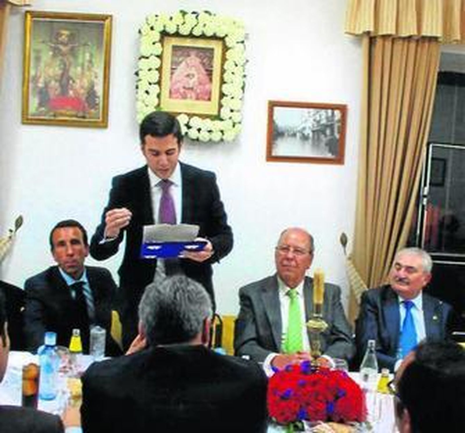 Lutgardo García se dirige a los asistentes durante los postres.