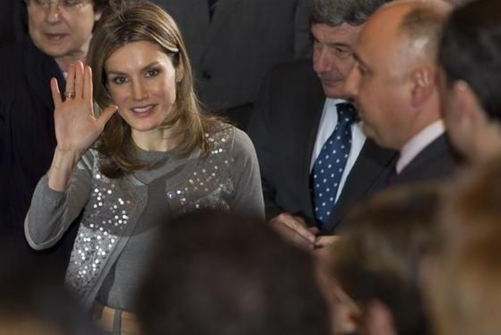 Doña Letizia saluda a su llegada al Virgen del Rocío.

Foto: Antonio Pizarro